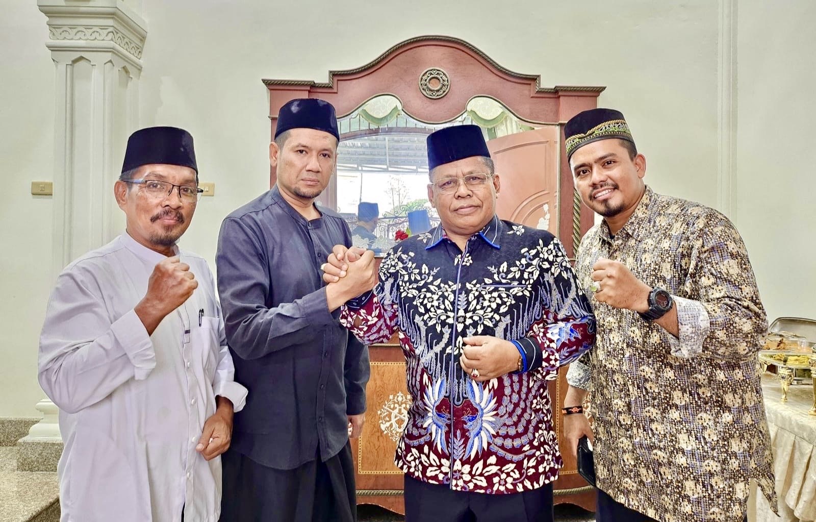 Salam komando Ketua DPD Partai GABTHAT Kota Banda Aceh, Tgk Ridwan M Nur bersama calon Wali Kota Banda Aceh 2024-2029, H. Aminullah Usman, SE. Ak, MM. Minggu, 25 Agustus 2024.
