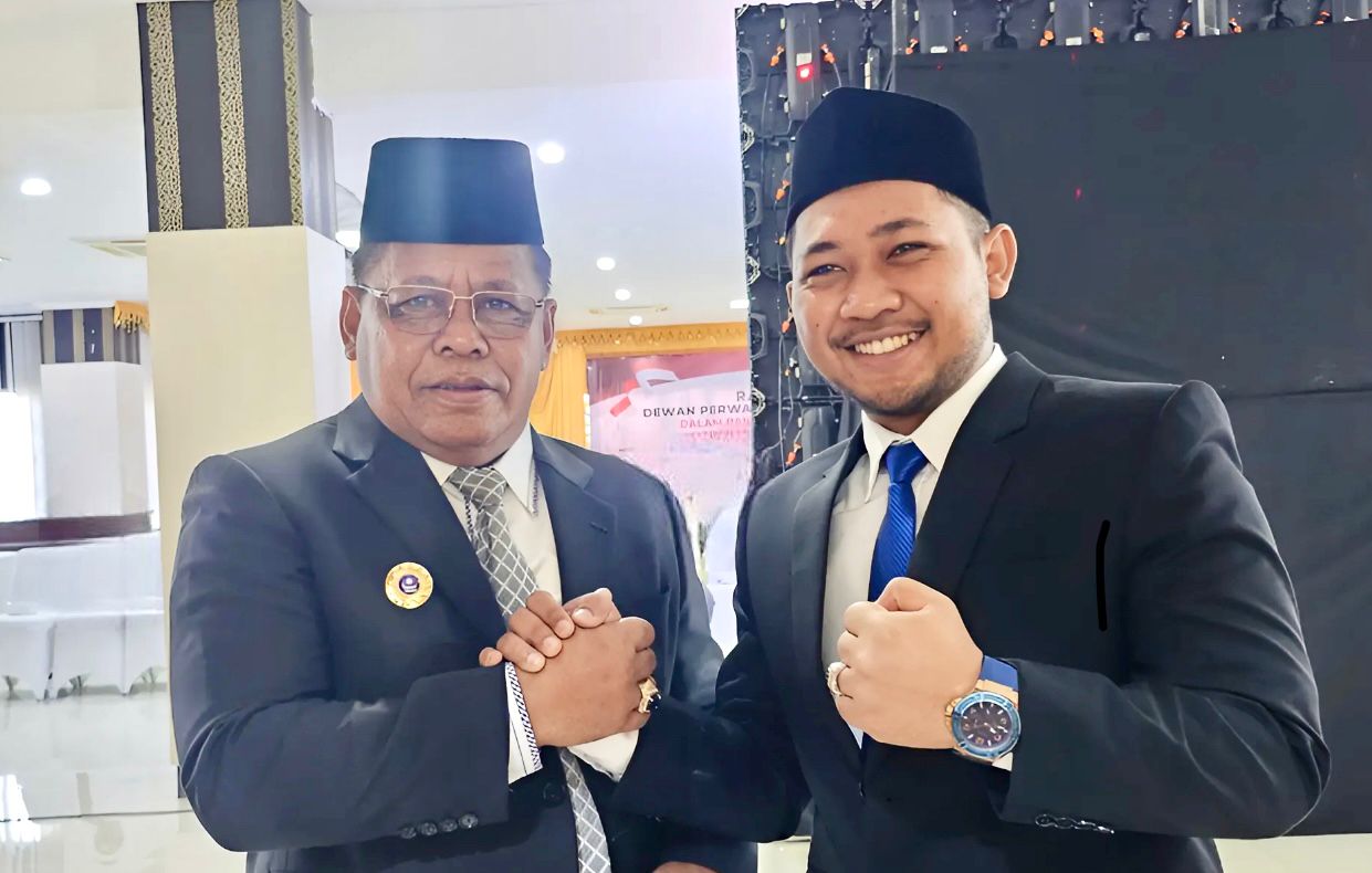 Anggota DPRK Banda Aceh masa jabatan 2024-2029, M Zidan Al Hafidh, S.Ked, MM salam komando bersama Ketua DPD PAN Banda Aceh, H. Aminullah Usman, SE. Ak, MM