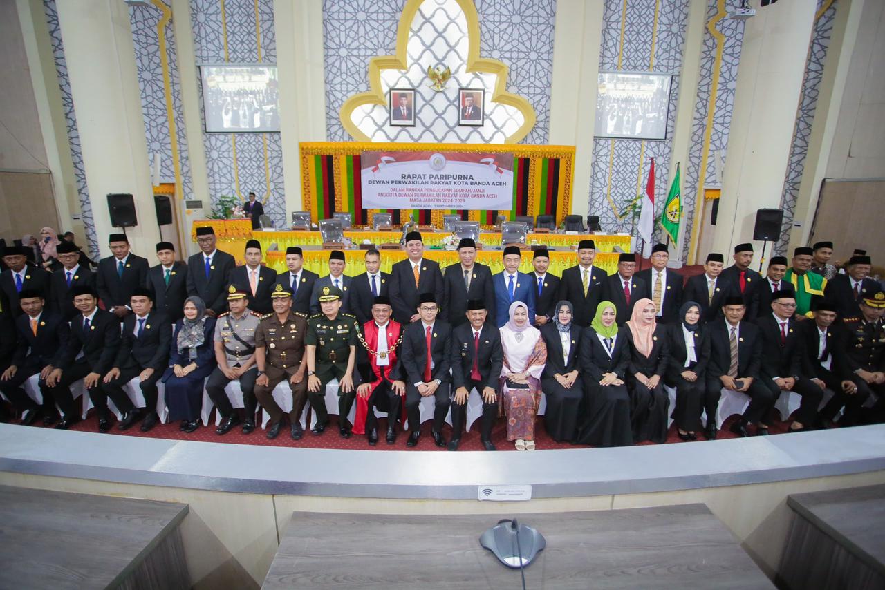 Pj Wali Kota Banda Aceh, Ade Surya foto bersama 30 Anggota DPRK Banda Aceh masa jabatan 2024-2029 | Foto: Aulia Presley