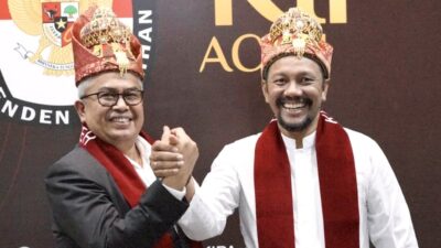 Pasangan Calon Gubernur dan Wakil Gubernur Aceh, Bustami Hamzah-Fadhil Rahmi saat mendaftar ke KIP Aceh, Jum’at (13/9/2024).