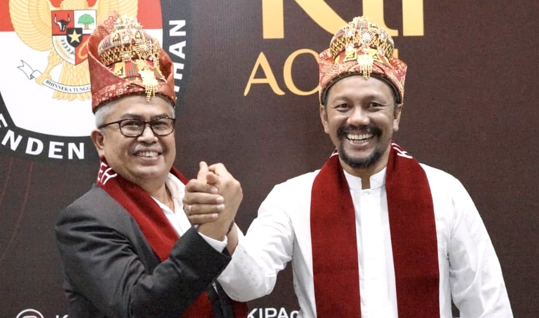 Pasangan Calon Gubernur dan Wakil Gubernur Aceh, Bustami Hamzah-Fadhil Rahmi saat mendaftar ke KIP Aceh, Jum’at (13/9/2024).