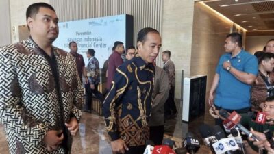 Presiden Joko Widodo didampingi Menpora Dito Ariotedjo (kiri) menyampaikan keterangan terkait penyelenggaraan Munaslub KADIN di Menara Danareksa, Jakarta Pusat, Selasa (17/9/2024). ANTARA/Andi Firdaus/aa.