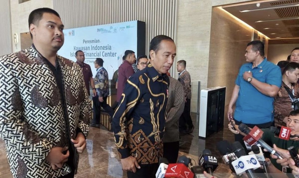 Presiden Joko Widodo didampingi Menpora Dito Ariotedjo (kiri) menyampaikan keterangan terkait penyelenggaraan Munaslub KADIN di Menara Danareksa, Jakarta Pusat, Selasa (17/9/2024). ANTARA/Andi Firdaus/aa.