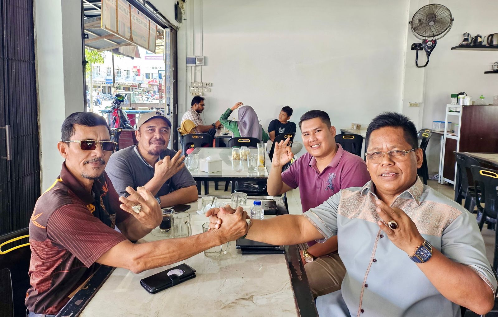 Ketua TIM Penggalangan Dukungan dan Relawan AMIN, Keuchik Fauzan salam komando bersama Calon Wali Kota Banda Aceh Pilkada 2024, Aminullah Usman didampingi Ketua Relawan Permata For AMIN, Ridha dan Tokoh Muda Banda Aceh, Mukti.