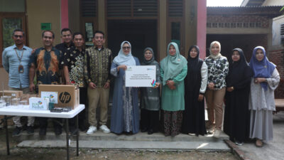 Yekki Yasmin Serahkan Bantuan CSR PLN bagi Pelaku UMKM