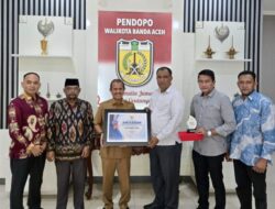 Ade Surya Terima Anugerah Keterbukaan Informasi Publik