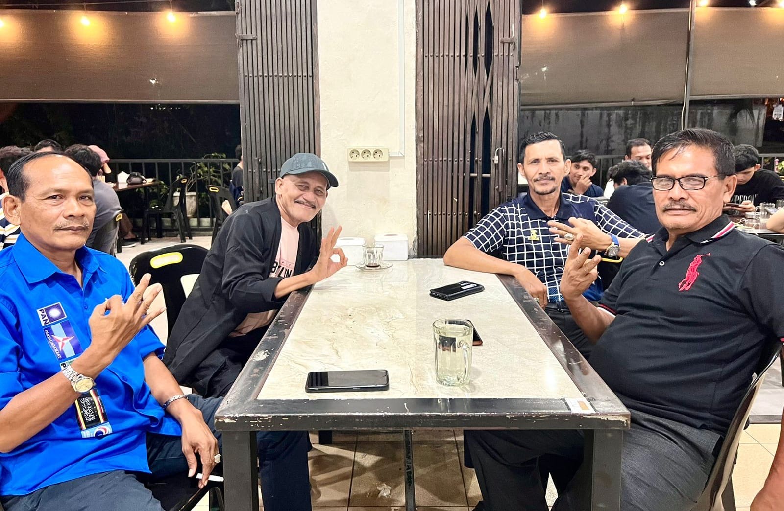 Safni (Kanan) bersama Ketua Penggalangan Dukungan dan Relawan AMIN Keuchik Fauzan, Ketua Relawan AMIN Jailani Joy dan Apa Gense.