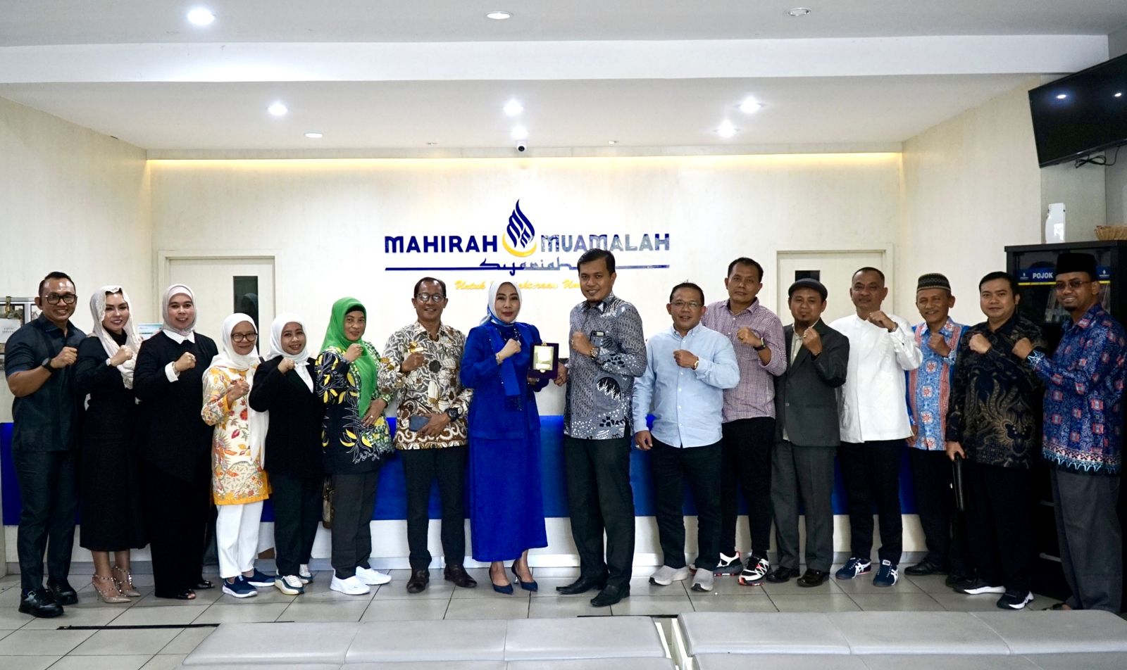 Foto Bersama Pimpinan dan Anggota DPRD Kabupaten Tangerang dengan Asisten II Pemko Banda Aceh Fadhil, Komisaris PT LKMS Mahirah Muamalah Bahagia dan Plt Direktur Utama Mufied Alkamal. (6/12/2024).