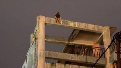 Kapolsek Peukan Bada Gagalkan Upaya Seorang Gadis Melompat dari Bangunan Tinggi