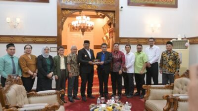 Pj. Gubernur Aceh, Dr. H. Safrizal ZA, M.Si, didampingi Plh. Asisten Pemerintahan, Keistimewaan Aceh dan Kesejahteraan Rakyat Sekda Aceh, Drs. Syakir, M.Si, dan Kepala SKPA/Biro terkait, menyerahkan cinderamat kepada Sekjen Bangsa Moro Autonomous Region in Muslim Mindanao (BARMM), Suharto Ambolodto, saat menerima kunjungan silaturahmi dan audiensi Parlemen Bangsa Moro, Philippina, di Meuligoe Gubernur Aceh, Banda Aceh, Kamis, (5/12/2024).