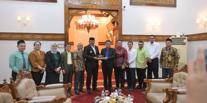 Pj. Gubernur Aceh, Dr. H. Safrizal ZA, M.Si, didampingi Plh. Asisten Pemerintahan, Keistimewaan Aceh dan Kesejahteraan Rakyat Sekda Aceh, Drs. Syakir, M.Si, dan Kepala SKPA/Biro terkait, menyerahkan cinderamat kepada Sekjen Bangsa Moro Autonomous Region in Muslim Mindanao (BARMM), Suharto Ambolodto, saat menerima kunjungan silaturahmi dan audiensi Parlemen Bangsa Moro, Philippina, di Meuligoe Gubernur Aceh, Banda Aceh, Kamis, (5/12/2024).