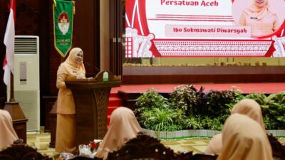 Plt. Ketua DWP Aceh, Dra. Sukmawati, saat memberikan sambutan sekaligus membuka Rapat Kerja Dharma Wanita Persatuan se -Aceh di Anjong Mon Mata, Banda Aceh, Senin (9/12/2024).