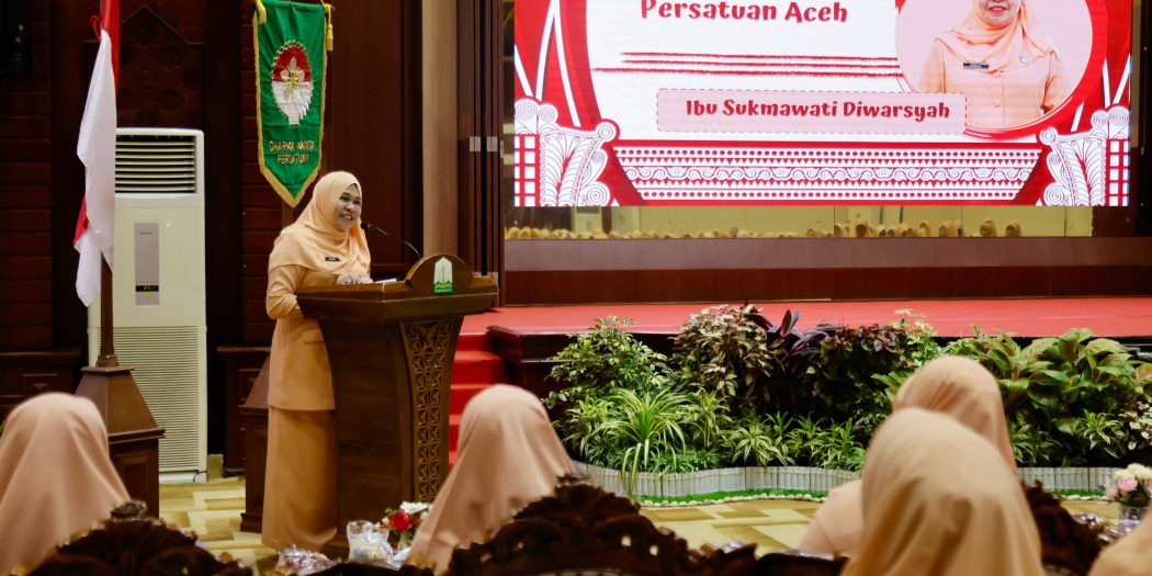 Plt. Ketua DWP Aceh, Dra. Sukmawati, saat memberikan sambutan sekaligus membuka Rapat Kerja Dharma Wanita Persatuan se -Aceh di Anjong Mon Mata, Banda Aceh, Senin (9/12/2024).