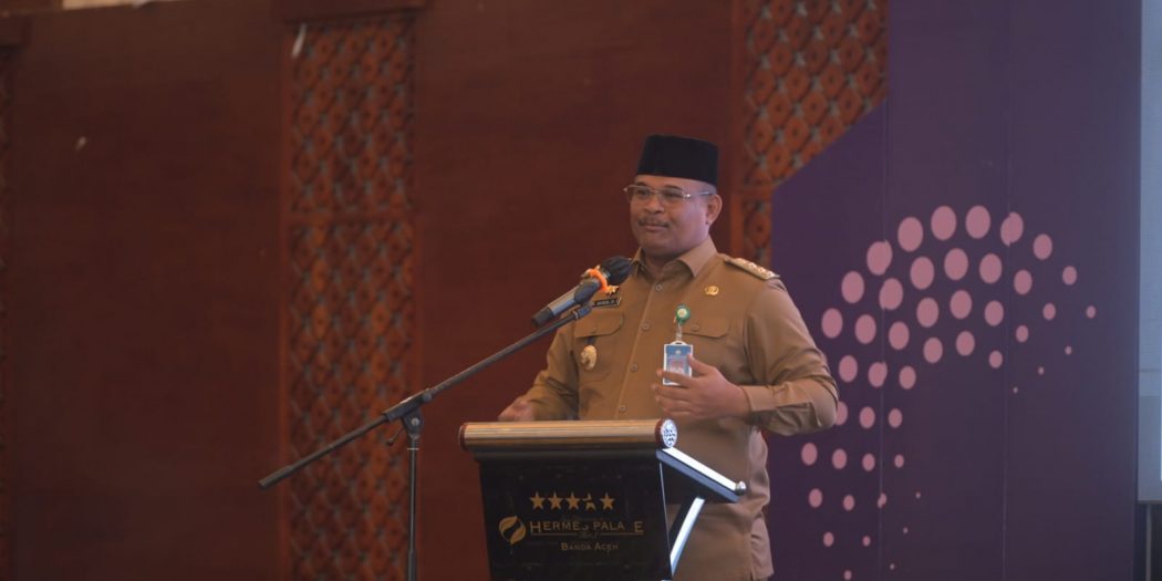 Pj. Gubernur Aceh, Dr. H. Safrizal ZA, M.Si, saat memberikan sambutan pada acara Aceh Youth Business Forum (AYBF) 2024 yang diselenggarakan DPMPTSP Aceh, di Hotel Hermes Palace, Banda Aceh, Senin (9/12/2024).