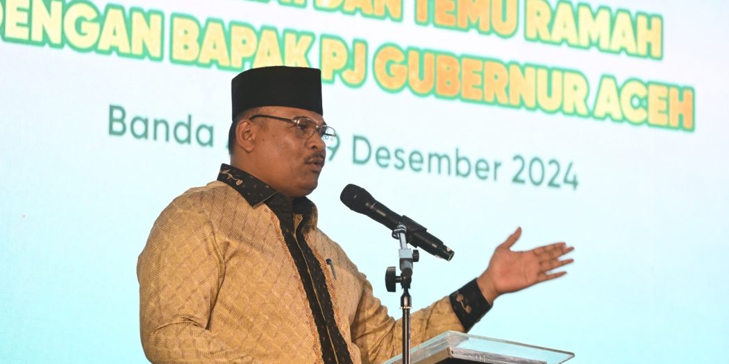 Pj. Gubernur Aceh, Dr. H. Safrizal ZA, M.Si, saat memberikan sambutan pada acara Silaturahmi dan Temu Ramah dengan Direktur dan jajaran Bank Aceh Syariah di Hotel Ayani, Banda Aceh, Senin (9/12/2024).