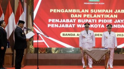 Pj. Gubernur Aceh, Dr. H. Safrizal ZA, M.Si, saat melakukan Pengambilan Sumpah Jabatan dan Pelantikan, Dr. H. T. Ahmad Dadek, SH, MH, sebagai Pj. Bupati Pidie Jaya dan Almuniza Kamal, S.STP, M.Si, sebagai Pj. Wali Kota Banda Aceh, di Anjong Mon Mata, Banda Aceh, Kamis (12/12/2024).