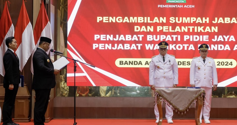 Pj. Gubernur Aceh, Dr. H. Safrizal ZA, M.Si, saat melakukan Pengambilan Sumpah Jabatan dan Pelantikan, Dr. H. T. Ahmad Dadek, SH, MH, sebagai Pj. Bupati Pidie Jaya dan Almuniza Kamal, S.STP, M.Si, sebagai Pj. Wali Kota Banda Aceh, di Anjong Mon Mata, Banda Aceh, Kamis (12/12/2024).