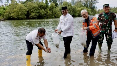 Pj Gubernur Aceh Lepas Ribuan Bibit Ikan Kakap Putih dan Tanam Pohon di Lhoknga