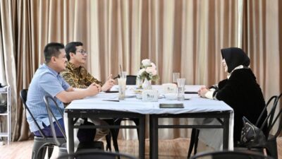 Pimpinan Dewan Perwakilan Rakyat Kota (DPRK) Banda Aceh Irwansyah ST dan Danil Abdul Wahab menggelar pertemuan perdana sekaligus bersilaturrahmi dengan Wali Kota terpilih Hj Illiza Sa’aduddin Djamal di Kafe Paopia kawasan Pango, Kamis (19/12/2024).