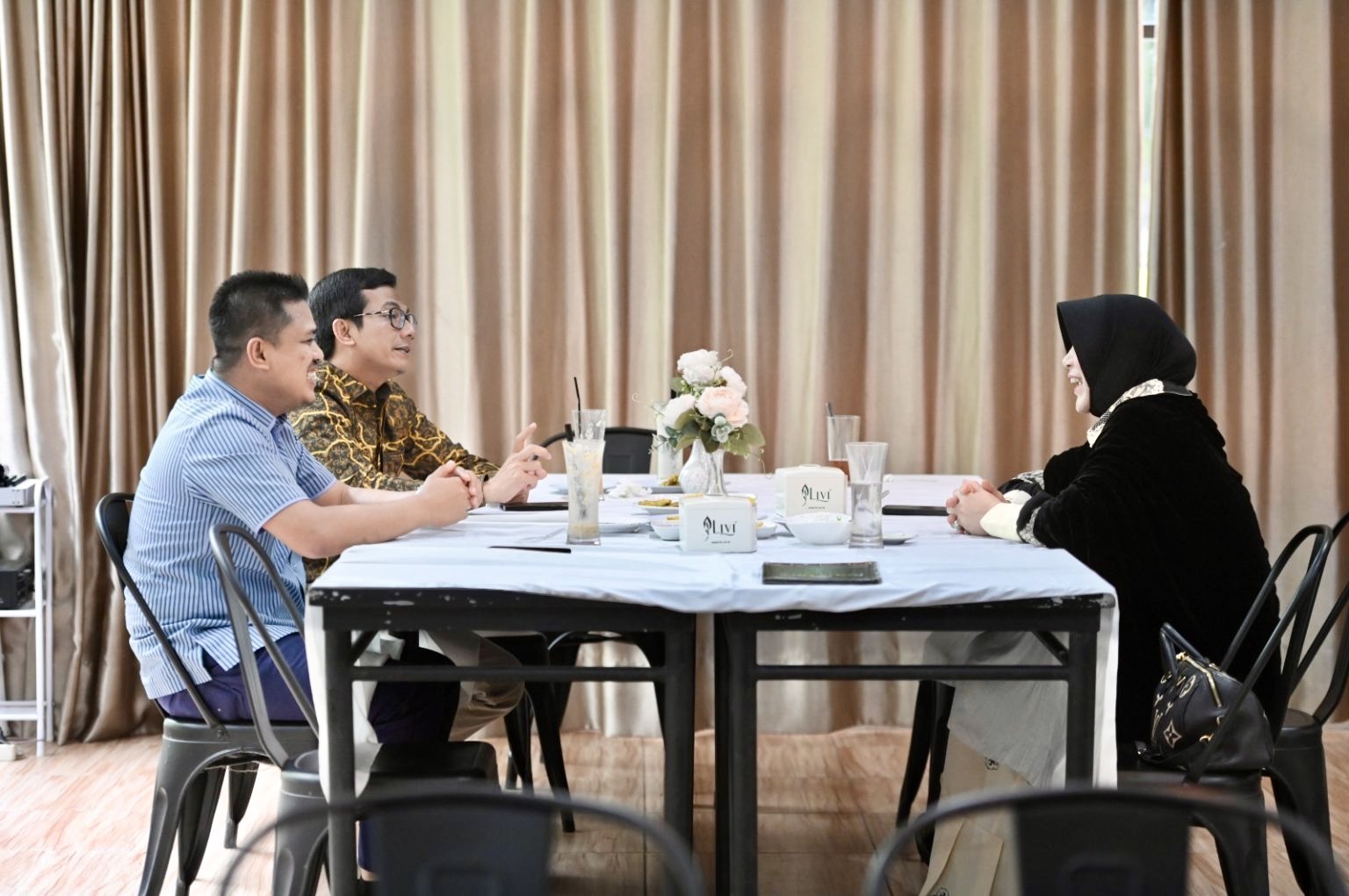 Pimpinan Dewan Perwakilan Rakyat Kota (DPRK) Banda Aceh Irwansyah ST dan Danil Abdul Wahab menggelar pertemuan perdana sekaligus bersilaturrahmi dengan Wali Kota terpilih Hj Illiza Sa’aduddin Djamal di Kafe Paopia kawasan Pango, Kamis (19/12/2024).