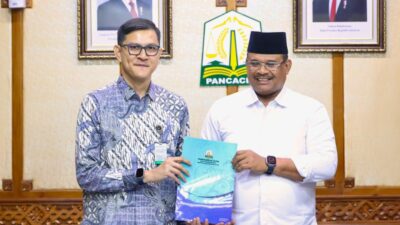 Pj. Gubernur Aceh, Dr. H. Safrizal ZA, M.Si, saat menyerahkan SK Direktur PT. Bank Perekonomian Rakyat Syariah Mustaqim Aceh (Perseroda) kepada Raisul Mukhlis, pada Rapat Umum Pemegang Saham Luar Biasa (RUPSLB) PT. Bank Perekonomian Rakyat Syariah Mustaqim Aceh (Perseroda) yang digelar di Kantor Gubernur Aceh, Banda Aceh, Jum'at, (27/12/2024).
