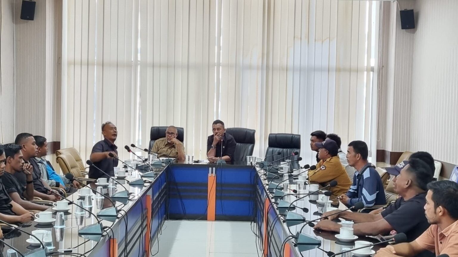 Sejumlah petugas Pasar Aceh dan Pasar Almahira Lamdingin mendatangi kantor Dewan Perwakilan Rakyat Kota (DPRK) Banda Aceh untuk mengadu perihal gaji mereka yang belum kunjung dibayar, Senin (30/12/2024). Foto/Humas DPRK Banda Aceh.