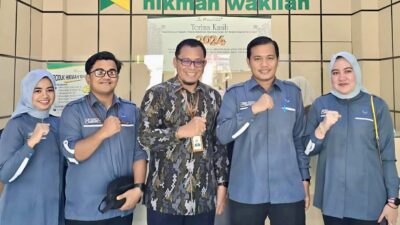 Plt Direktur LKMS Mahirah Muamalah, Dr (C) Mufied Alkamal, S.Sos.I, SE, ME beserta jajarannya foto bersama Direktur Utama BPR Syariah Hikmah Wakilah, Dr (C) Sugito, SE, ME (Tengah). Jumat, 27 Desember 2024 di Kantor BPR Syariah Hikmah Wakilah.