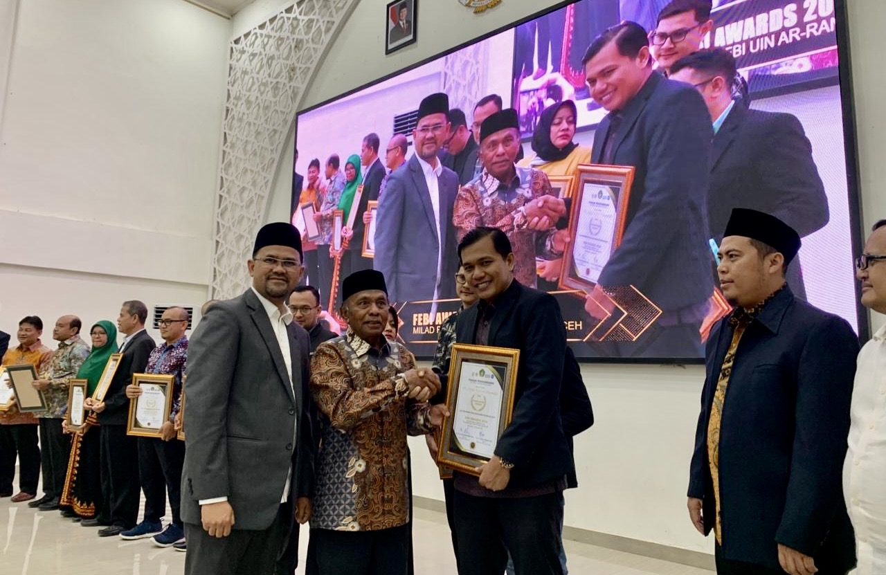 Plt Direktur Utama LKMS Mahirah Muamalah, Dr (C) Mufied Alkamal, S.Sos.I, SE, ME menerima FEBI Award 2024 yang diserahkan oleh Pimpinan Senat UIN Ar-Raniry Banda Aceh, Prof. Dr. Nazaruddin didampingi Wakil Rektor I UIN Ar-Raniry, Prof. Dr. Muhammad Yasir Yusuf, S.Ag, MA.