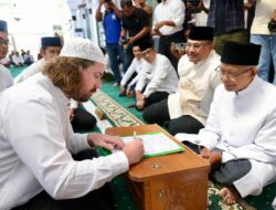 Warga Australia Masuk Islam di Masjid Raya Baiturrahman