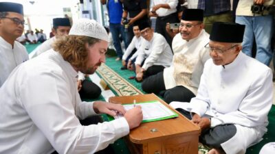 Pj. Gubernur Aceh, Dr. H. Safrizal ZA, M.Si, beserta Pj. Ketua TP-PKK Aceh, Hj. Safriati, S.Si, M.Si, Plt. Sekda Aceh, Drs. Muhammad Diwarsyah, M.Si, dan Kepala SKPA/Biro, saat menyaksikan pensyahadatan masuk islam, William Robert Mackay (Muhammad Wildan) (29), pria asal Attadale, Australia, di Masjid Raya Baiturrahman, Banda Aceh, Jum'at (31/1/2025).