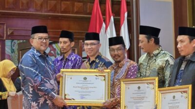 Kakanwil Kemenag Aceh, Drs. H. Azhari, M.Si menyerahkan Kemanag RI Award 2025 kepada Masjid Haji Keuchik Leumiek (HKL) yang diterima oleh Ustad Jumaris, S.Ag. Sabtu (4/1/2025) di Anjong Mon Mata Banda Aceh.