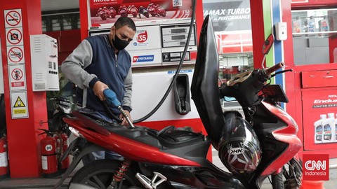 PT Pertamina (Persero) menaikkan harga bahan bakar minyak (BBM) nonsubsidi di seluruh Indonesia per 1 Januari 2025. Ilustrasi. (CNN Indonesia/Safir Makki).