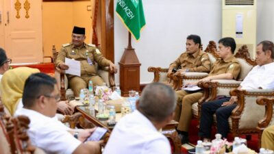 Pj. Gubernur Aceh, Dr. H. Safrizal ZA, M.Si, didampingi Asisten Perekonomian dan Pembangunan Sekda Aceh, Dr. Ir. Zulkifli, M.Si, saat menerima Silaturahmi dan Audiensi Dewan Pengurus KADIN Aceh, di Meuligoe Gubernur Aceh, Banda Aceh, Selasa, (7/1/2025).