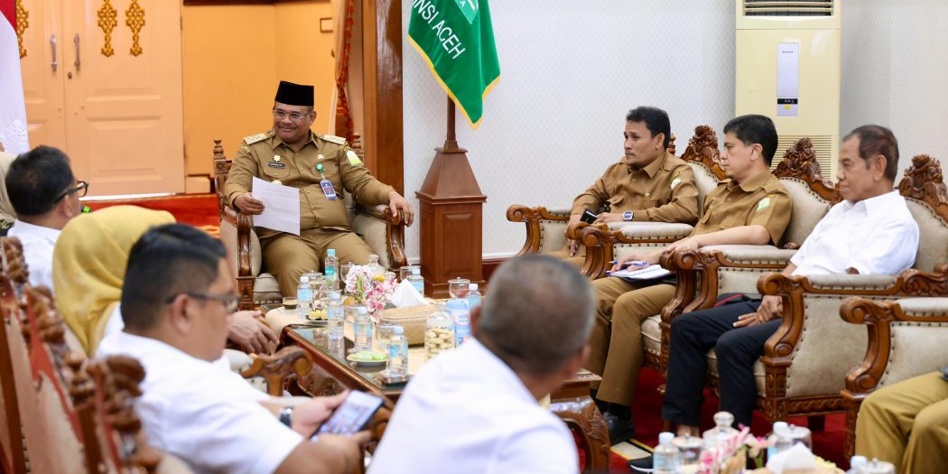 Pj. Gubernur Aceh, Dr. H. Safrizal ZA, M.Si, didampingi Asisten Perekonomian dan Pembangunan Sekda Aceh, Dr. Ir. Zulkifli, M.Si, saat menerima Silaturahmi dan Audiensi Dewan Pengurus KADIN Aceh, di Meuligoe Gubernur Aceh, Banda Aceh, Selasa, (7/1/2025).