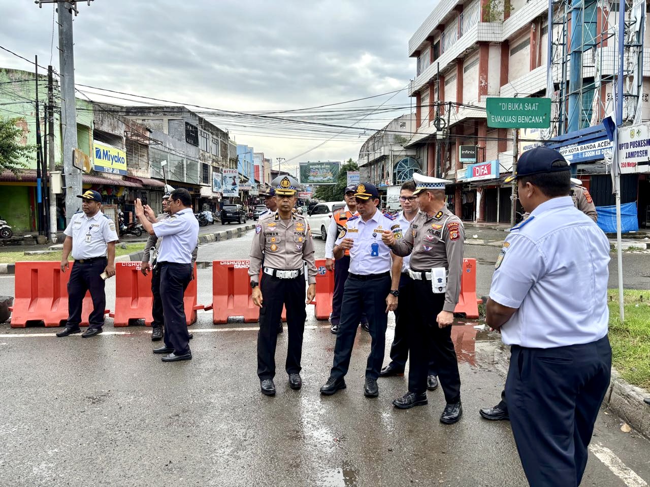 Respon cepat laporan masyarakat terkait ketertiban lalu lintas, Kepala Dinas Perhubungan Kota Banda Aceh, Wahyudi, S.STP, M.Si meninjau lokasi kendaraan naik ke atas pembatas jalan.