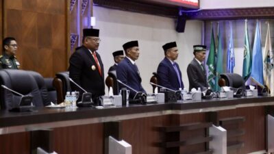 Pj. Gubernur Aceh, Dr. H. Safrizal ZA, M.Si, didampingi Plt. Sekda Aceh, Drs. Muhammad Diwarsyah, M.Si, mengikuti Rapat Paripurna dengan agenda penetapan Anggota Badan Kehormatan, penetapan Pansus Tambang, dan penetapan usulan pelantikan Gubernur dan Wakil Gubernur Terpilih, di Gedung Utama DPRA, Banda Aceh, Senin, (13/1/2025).