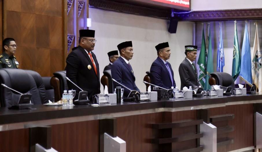 Pj. Gubernur Aceh, Dr. H. Safrizal ZA, M.Si, didampingi Plt. Sekda Aceh, Drs. Muhammad Diwarsyah, M.Si, mengikuti Rapat Paripurna dengan agenda penetapan Anggota Badan Kehormatan, penetapan Pansus Tambang, dan penetapan usulan pelantikan Gubernur dan Wakil Gubernur Terpilih, di Gedung Utama DPRA, Banda Aceh, Senin, (13/1/2025).