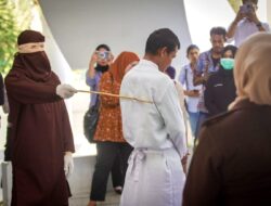 Empat Pelaku Judi Online di Banda Aceh Dihukum Cambuk