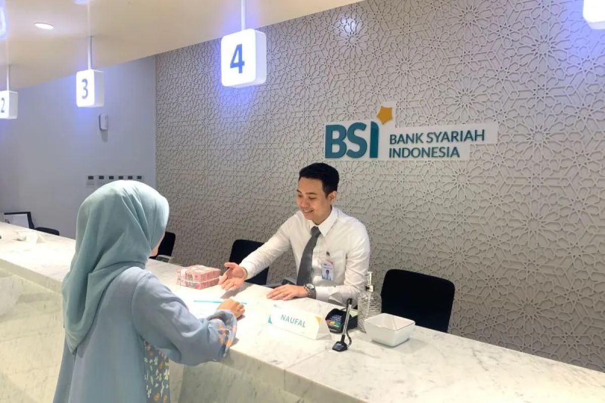 Karyawan BSI sedang melayani salah seorang nasabah. Foto: Humas BSI.