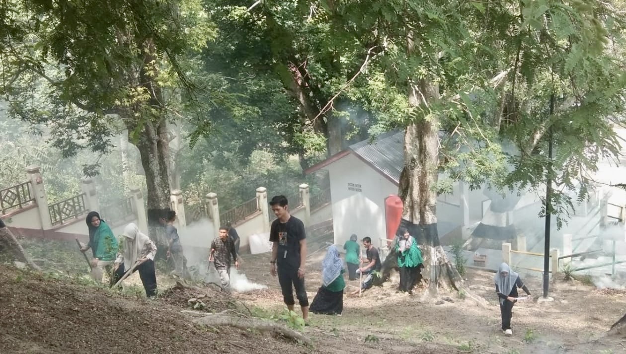 Mahasiswa STAI Tgk Chik. Pante Kulu melakukan kegiatan ziarah dan gotong Royong di makam pahlawan Laksamana Malahayati.