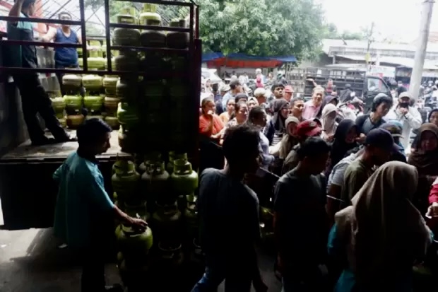Seorang ibu rumah tangga (IRT) meninggal dunia diduga akibat kelelahan, saat antre membeli gas elpiji 3 kg di Pamulang Barat, Pamulang, Kota Tangerang Selatan. Foto/Isra Triansyah