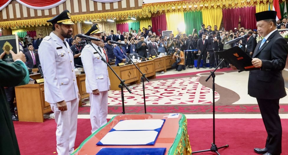 Menteri Dalam Negeri RI, Prof. Drs. H. Muhammad Tito Karnavian, MA, Ph.D, atas nama Presiden RI, secara resmi melantik H. Muzakir Manaf, sebagai Gubernur Aceh dan Fadhlullah, SE, sebagai Wakil Gubernur Aceh pada Periode 2025-2030 dalam Rapat Paripurna DPRA, di Gedung DPRA, Banda Aceh, (12/2/2025).