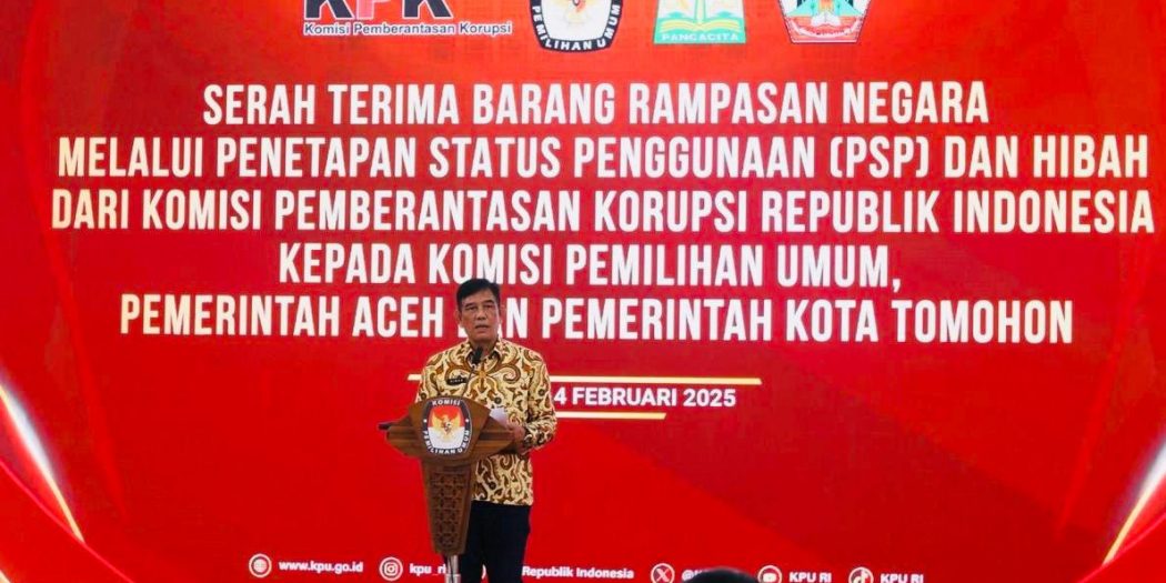 Plt. Sekda Aceh, Drs. Muhammad Diwarsyah, M.Si, saat memberikan sambutan pada acara Serah Terima Barang Rampasan Negara Melalui Penetapan Status Penggunaan (PSP) dan Hibah dari Komisi Pemberantasan Korupsi RI kepada Komisi Pemilihan Umum, Pemerintah Aceh, dan Pemerintah Kota Tomohon, di Jakarta, Jum'at (14/2/2025).