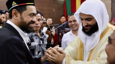 Gubernur Aceh Muzakir Manaf, saat bertemu dengan utusan konsorsium investor dari kerajaan Arab Saudi Prof Dr Abdul Karim Bin Abdul Aziz Asishri, usai pelantikan Wali Kota dan Wakil Wali Kota Subulussalam, di Gedung DPRK Subulussalam, Sabtu (15/2/2025).