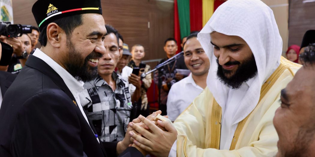 Gubernur Aceh Muzakir Manaf, saat bertemu dengan utusan konsorsium investor dari kerajaan Arab Saudi Prof Dr Abdul Karim Bin Abdul Aziz Asishri, usai pelantikan Wali Kota dan Wakil Wali Kota Subulussalam, di Gedung DPRK Subulussalam, Sabtu (15/2/2025).