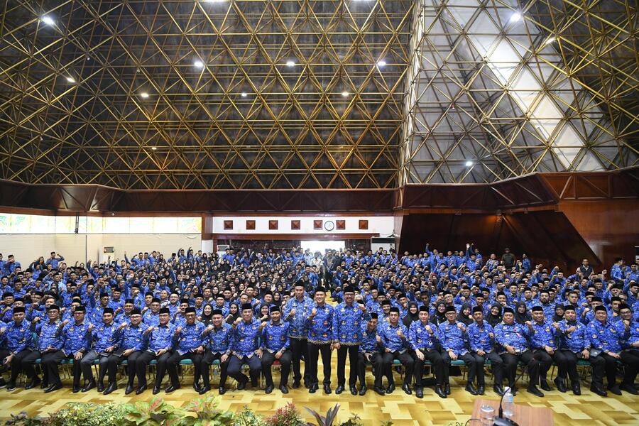 Wakil Gubernur Aceh, Fadhlullah SE, foto bersama saat silaturahmi dengan seluruh pejabat eselon II, III, dan IV di lingkungan Pemerintah Aceh di Anjong Mon Mata, Kompleks Meuligoe Gubernur Aceh, pada Senin (17/2/2025). Biro Adpim Setda Aceh.