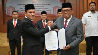 Wagub Fadhlullah Serahkan SK Plt Sekda Aceh ke Alhudri dan Lantik 47 Pejabat Fungsional