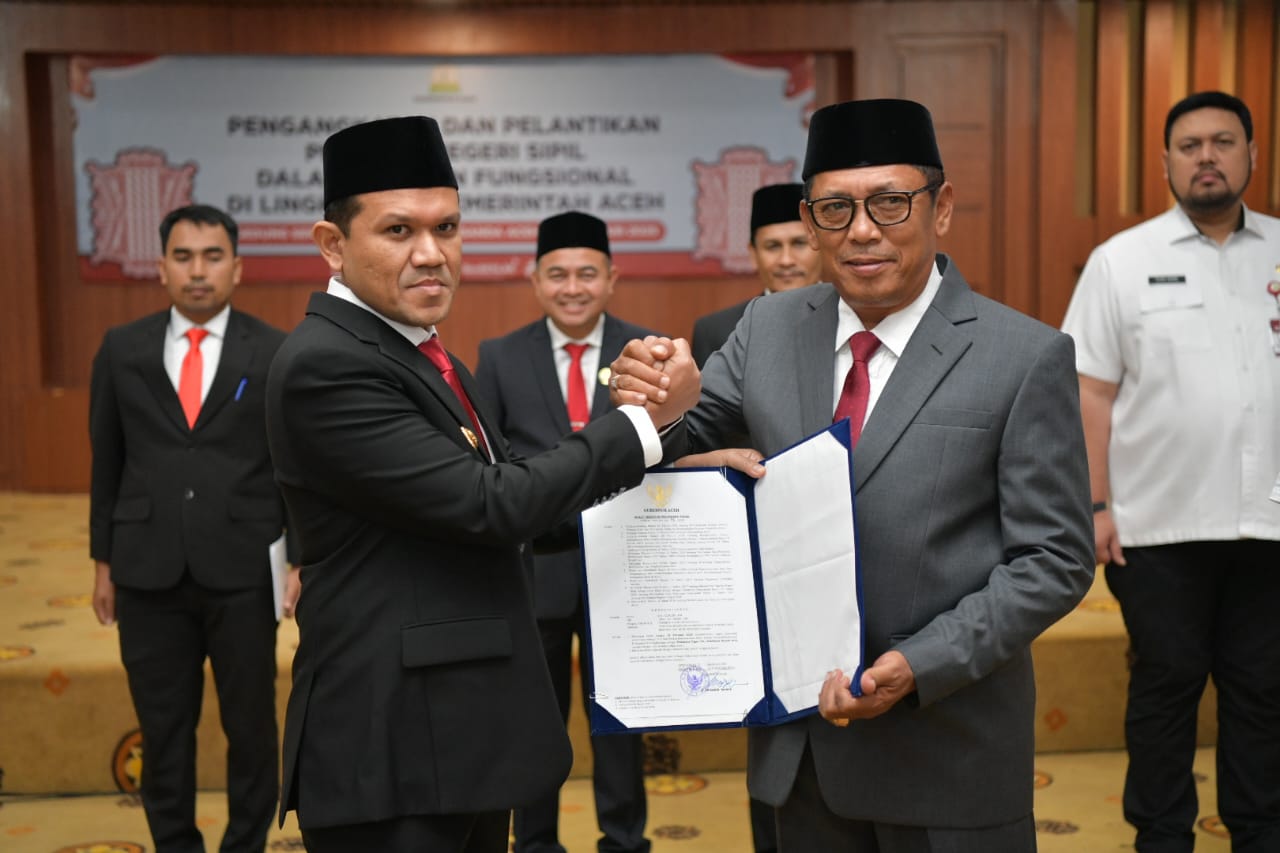 Wakil Gubernur Aceh, Fadhlullah, menyerahkan surat keputusan (SK) penunjukan Alhudri sebagai Pelaksana Tugas (Plt) Sekretaris Daerah Aceh menggantikan Muhammad Diwarsyah, di Gedung Serbaguna Kantor Gubernur Aceh, pada Rabu, (19/2/2025). Foto: Biro Adpim Setda Aceh.