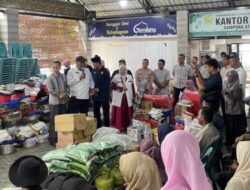 Pemko Banda Aceh Serahkan Bantuan Masa Panik untuk Korban Kebakaran di Ateuk Pahlawan