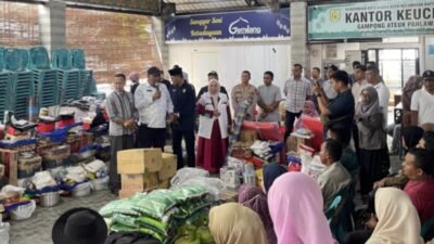 Pemko Banda Aceh Serahkan Bantuan Masa Panik untuk Korban Kebakaran di Ateuk Pahlawan